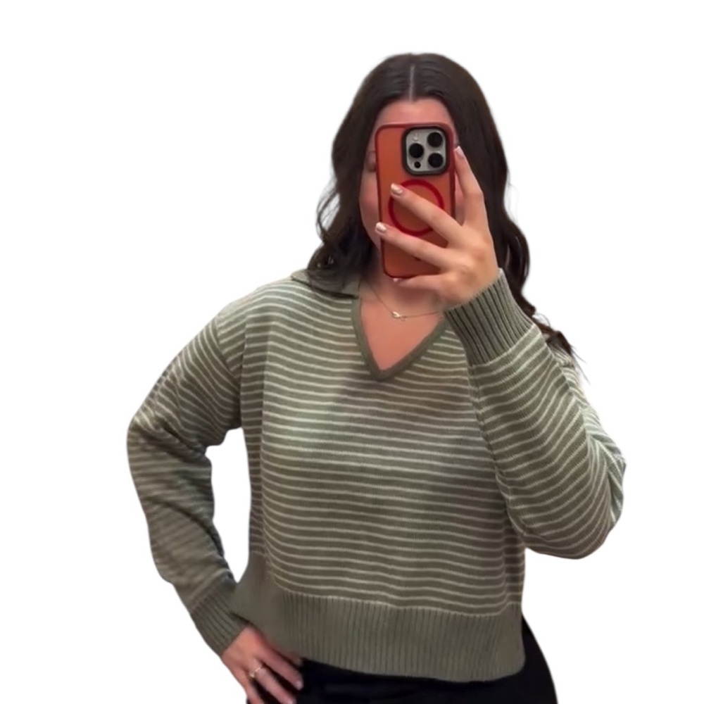 Universal Thread Women’s Striped Green V-Neck‎ Long Sleeve Collared Neck Sweater